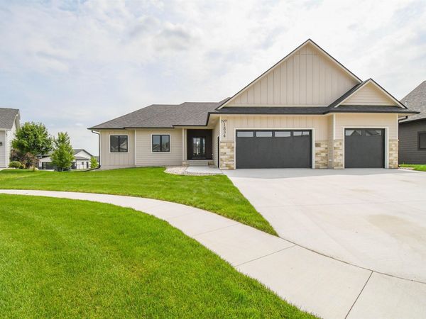 1834 Grand Arbor Cir, Brookings, SD 57006