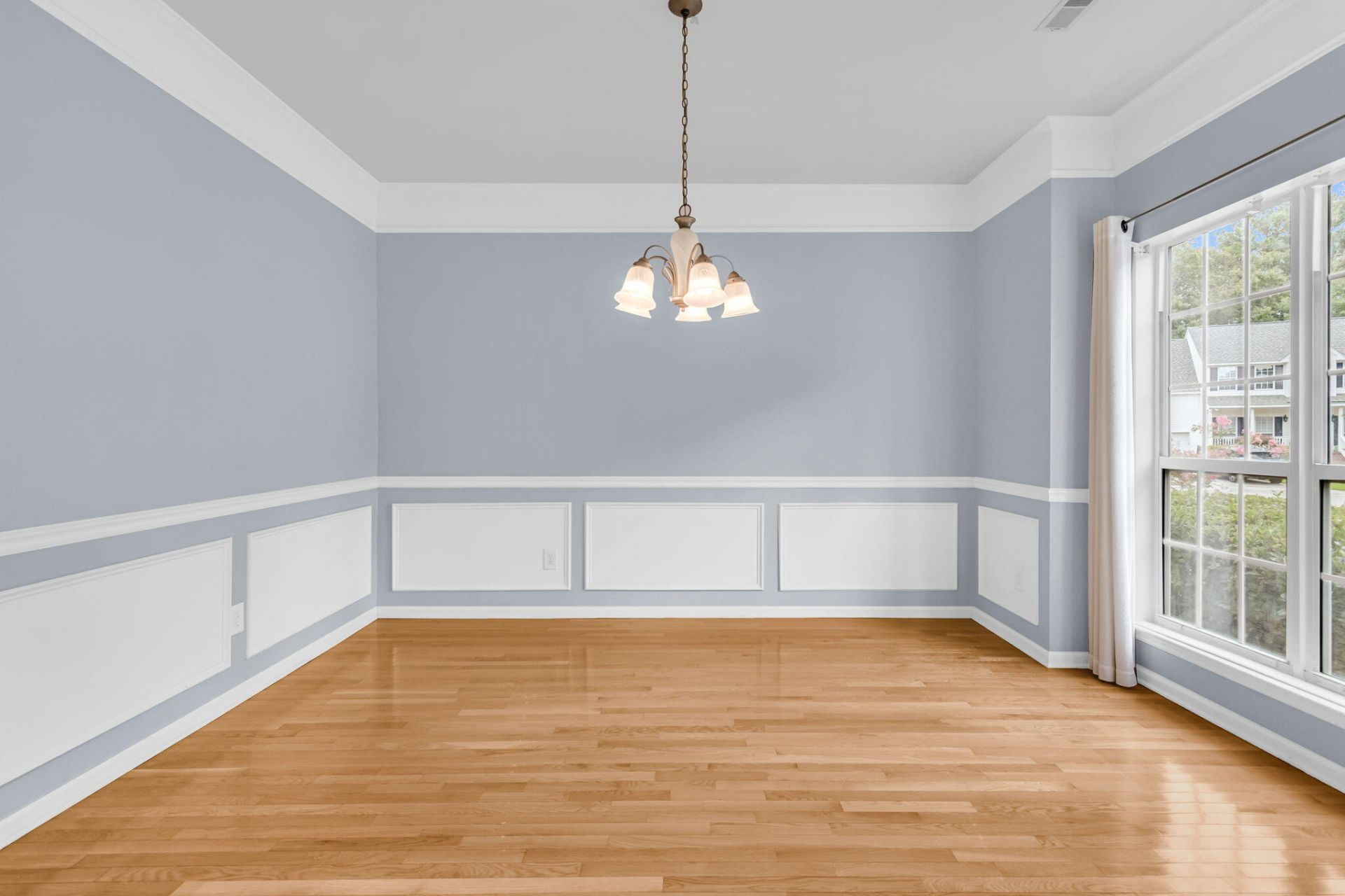 2905 Leatherleaf Court Photo 6