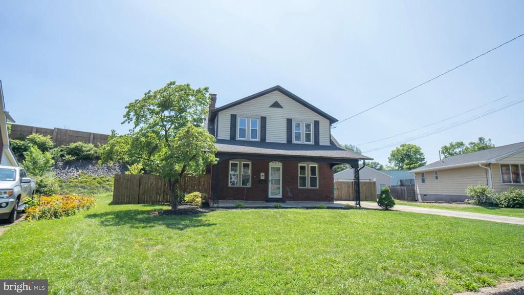 9 OAKWOOD CIRCLE , CAMP HILL, PA 17011