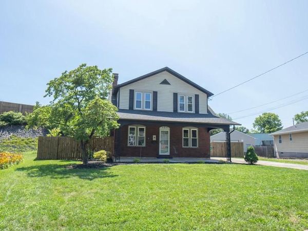9 OAKWOOD CIRCLE , CAMP HILL, PA 17011