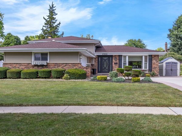 17W544 Sutton Place , Darien, IL 60561