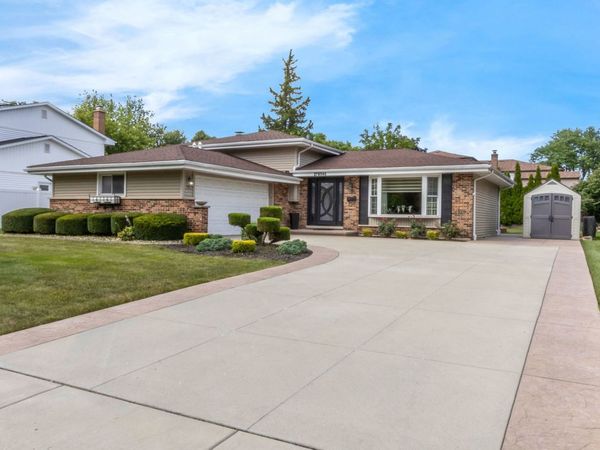 17W544 Sutton Place, Darien, IL 60561