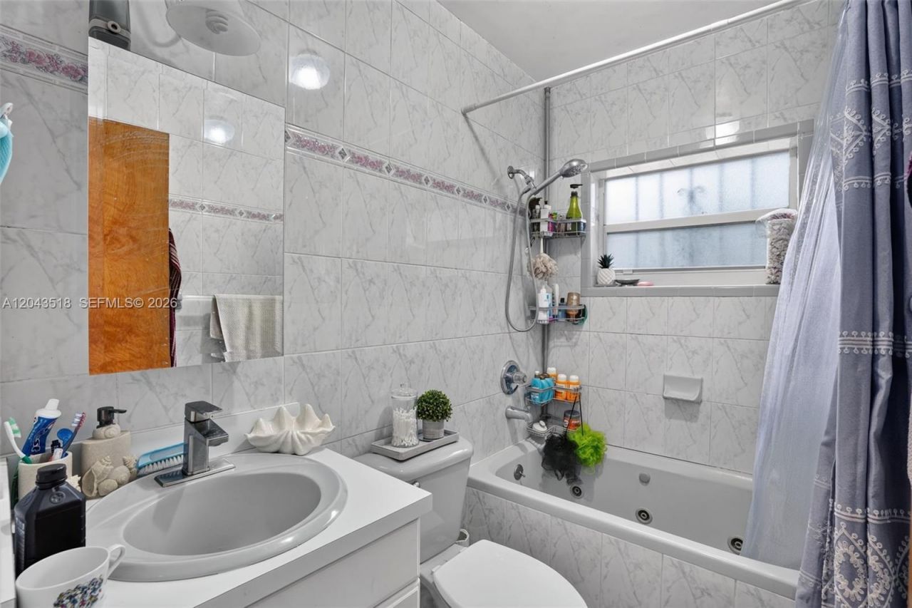 2815 NW 14th St, Miami, FL 33125 Photo