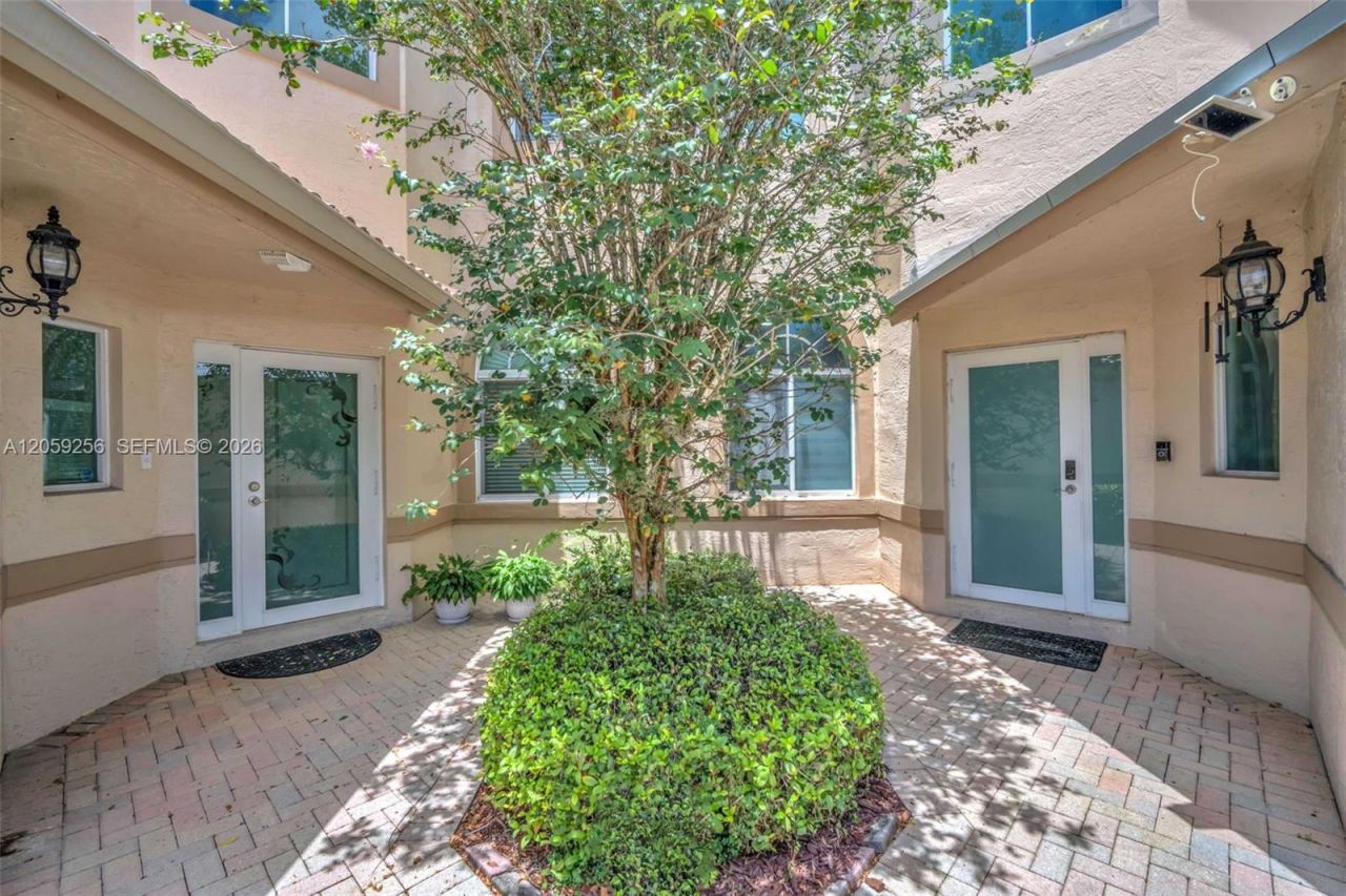 4983 W Madison Lakes Cir W, Davie, FL 33328 Photo