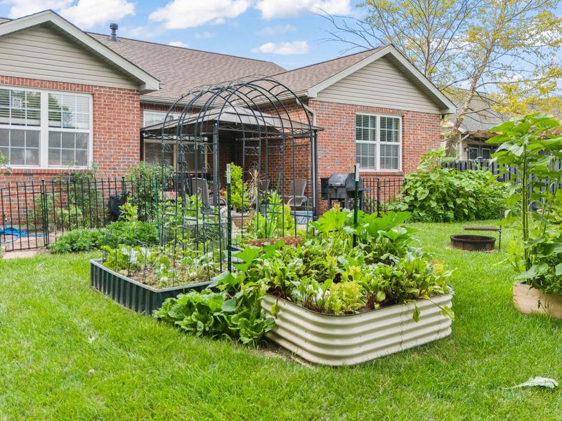 2490 Meadowpoint Drive, Troy, OH 45373 Photo 4