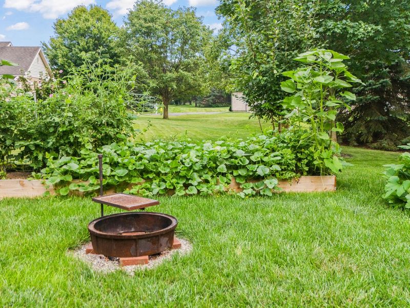 2490 Meadowpoint Drive, Troy, OH 45373 Photo 7