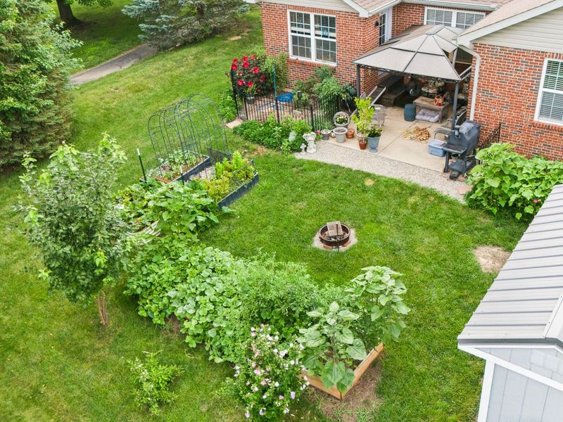 2490 Meadowpoint Drive, Troy, OH 45373 Photo 8