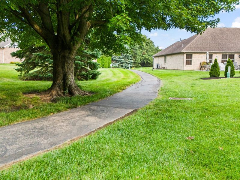 2490 Meadowpoint Drive, Troy, OH 45373 Photo 9