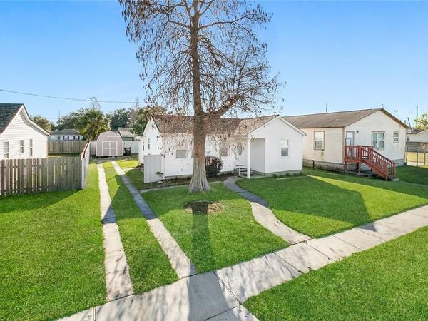 9 CARROLL Drive , Chalmette, LA 70043