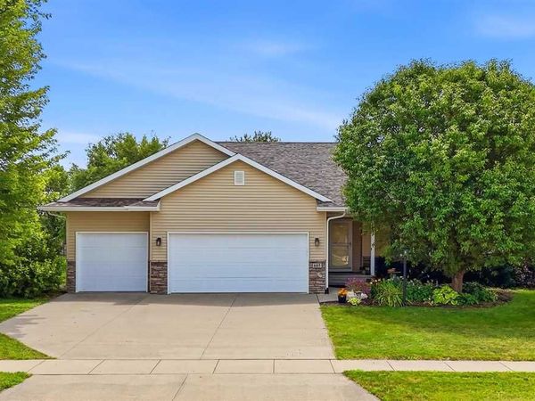 605 Penn Ridge Dr, North Liberty, IA 52317