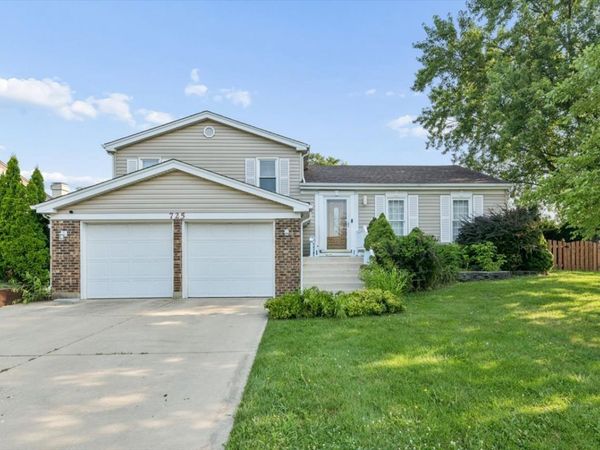 725 Buffalo Circle , Carol Stream, IL 60188