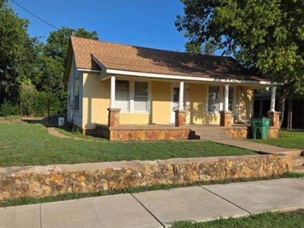 714 S Commercial Avenue, Coleman, TX 76834