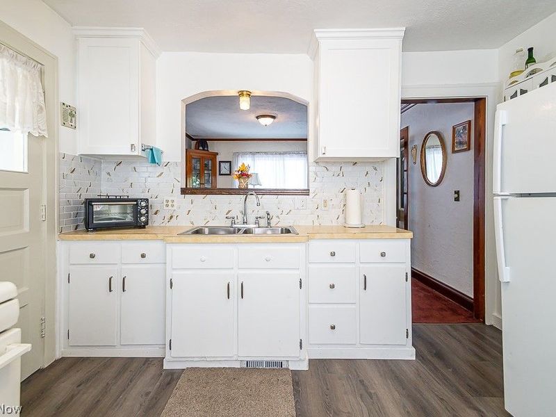 10709 Saint Mark Avenue, Cleveland, OH 44111 Photo 9
