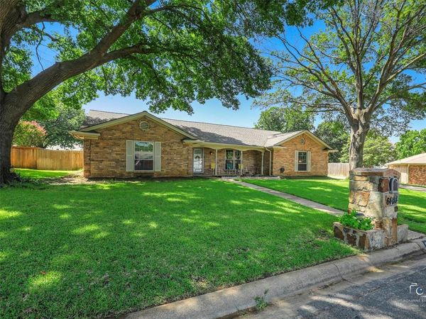 6404 Suncrest Court , North Richland Hills, TX 76180