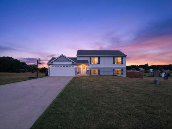 2864 Fawn Cove Avenue, Middleville, MI 49333
