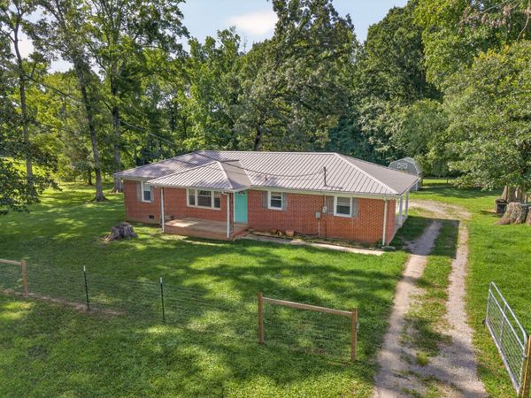 83 W Point Dr, Fayetteville, TN 37334