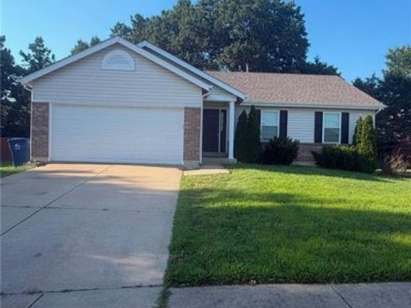 2048 Peine Forest , Wentzville, MO 63385