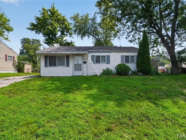 835 Lexington Park , Florissant, MO 63031