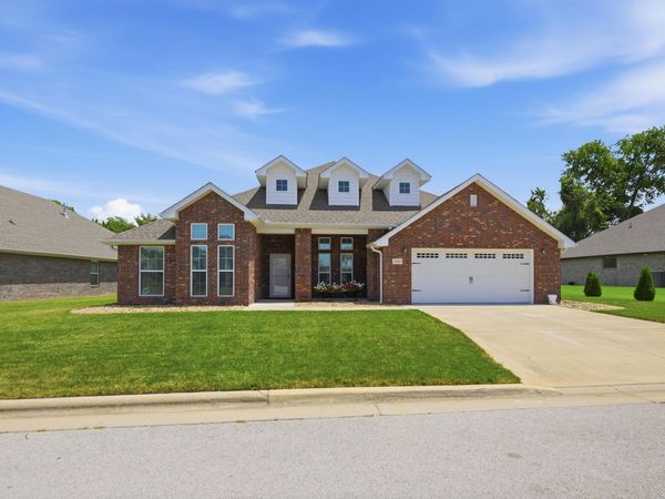 1003 Mckenzie Circle , Webb City, MO 64870