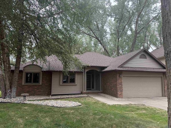 373 Muirfield Ct., Dakota Dunes, SD 57049