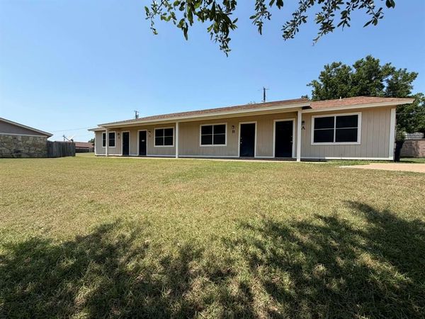 1410 Courtney Place , Cleburne, TX 76033