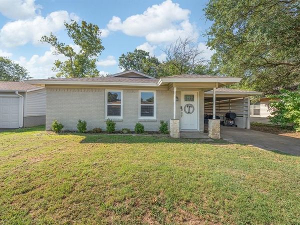 809 Phillips Street , Cleburne, TX 76033