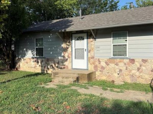 3204 Canberra Court , Fort Worth, TX 76105