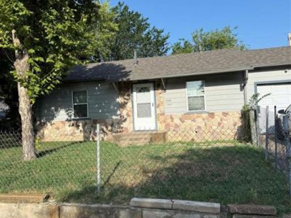 3204 Canberra Court , Fort Worth, TX 76105