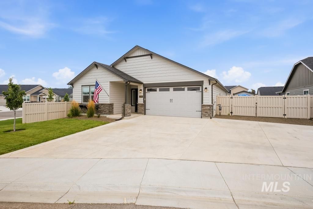 5790 E Lekeitio Village Dr, Nampa, ID 83687 Main Photo