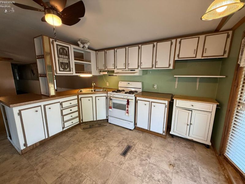 49 S Bass Dr, Marblehead, OH 43440 Photo 3
