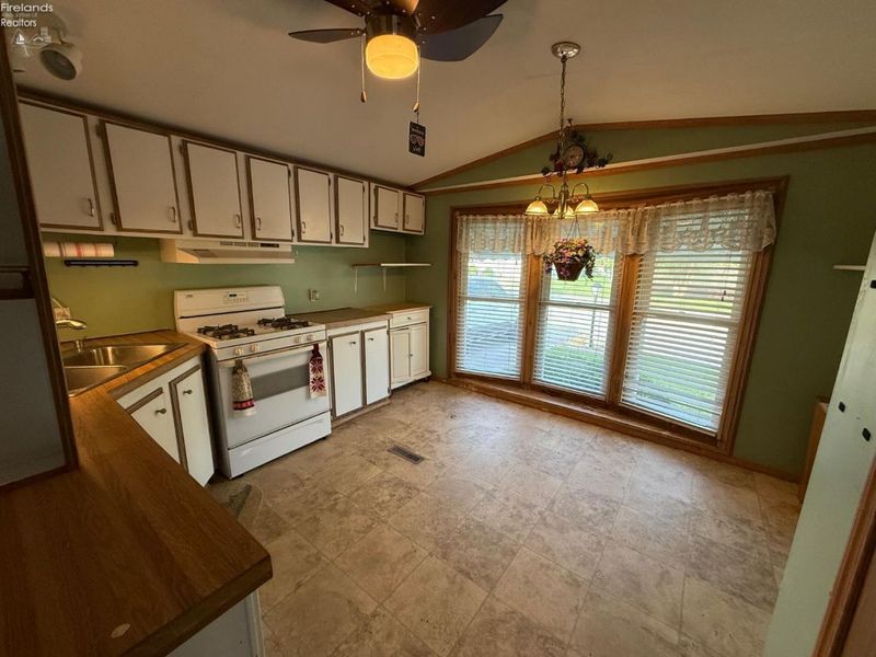 49 S Bass Dr, Marblehead, OH 43440 Photo 4