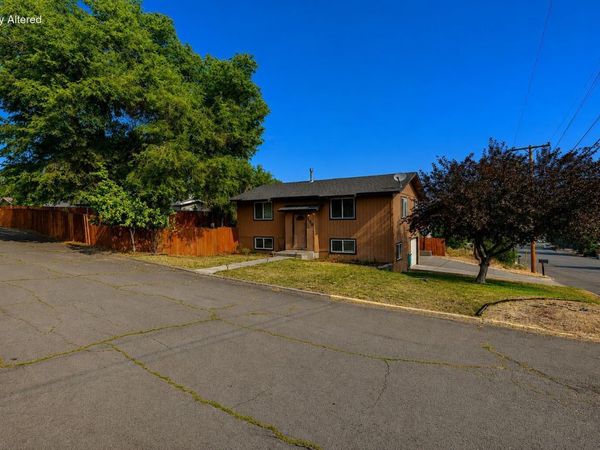 136 SE G Street, Madras, OR 97741