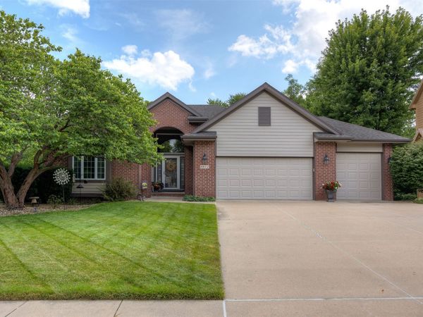 9812 Brookview Drive, Urbandale, IA 50322