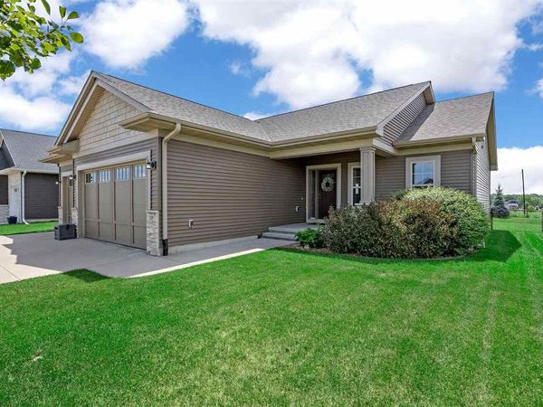 1315 E Tartan Dr, North Liberty, IA 52317