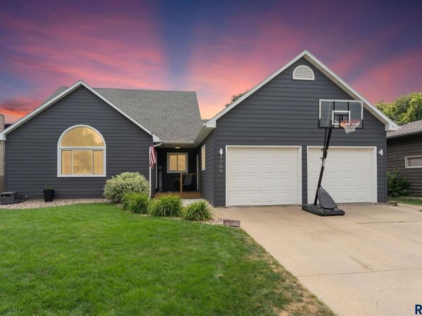 4709 E Alpine Cir, Sioux Falls, SD 57110