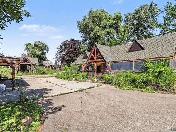 5501 Houghten Drive, Troy, MI 48098