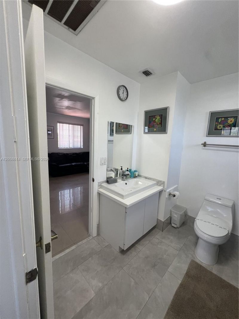 961 E 9th St, Hialeah, FL 33010 Photo