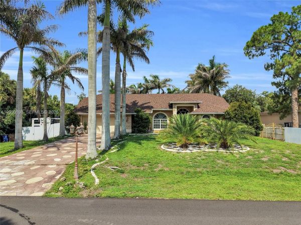 520 Henry Ave , Lehigh Acres, FL 33972