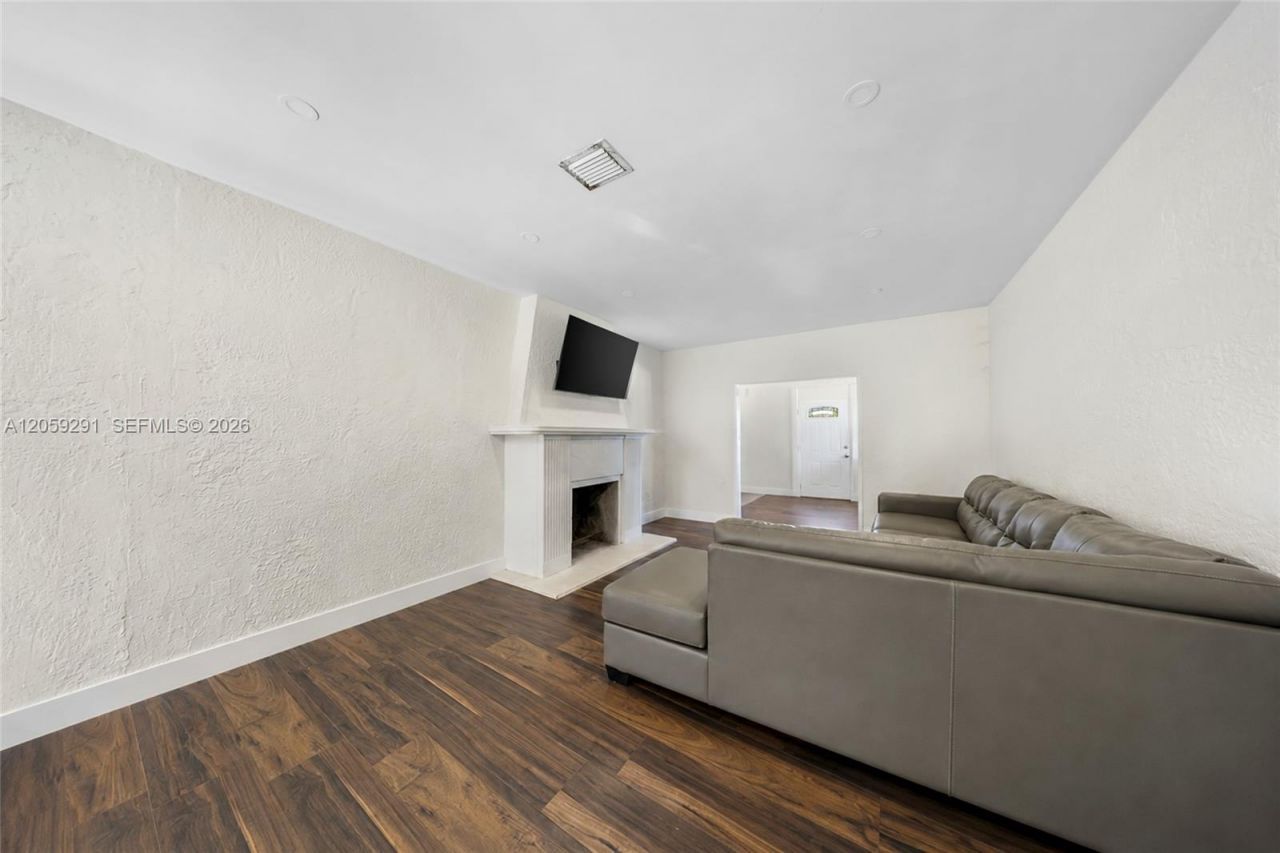 2420 NW 34th St, Miami, FL 33142 Photo