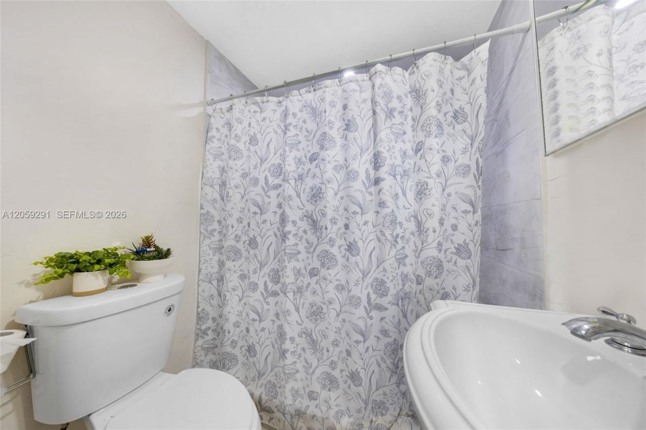 2420 NW 34th St, Miami, FL 33142 Photo