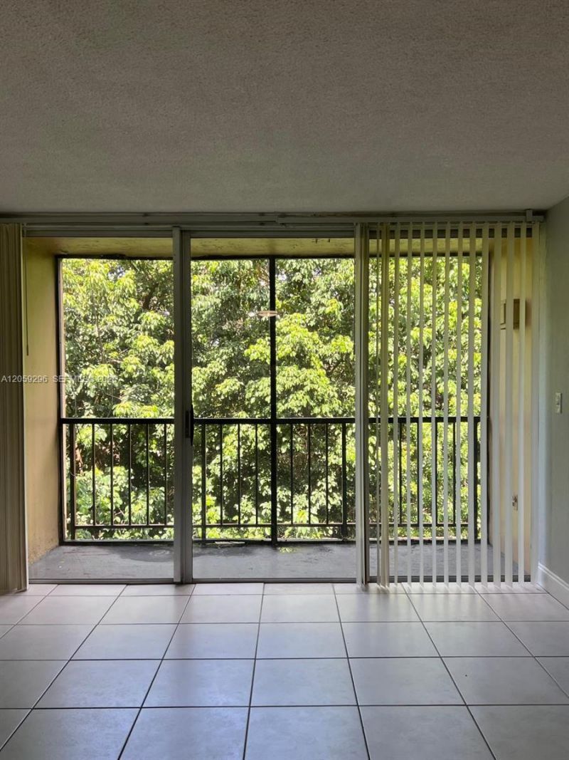 8870 Fontainebleau Blvd, Unit 309, Miami, FL 33172 Photo