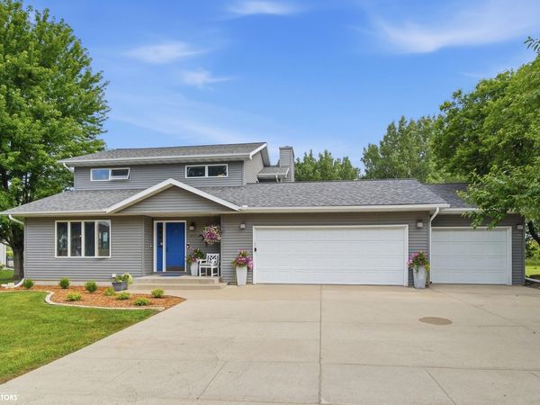 2202 16th Avenue N, Clear Lake, IA 50428