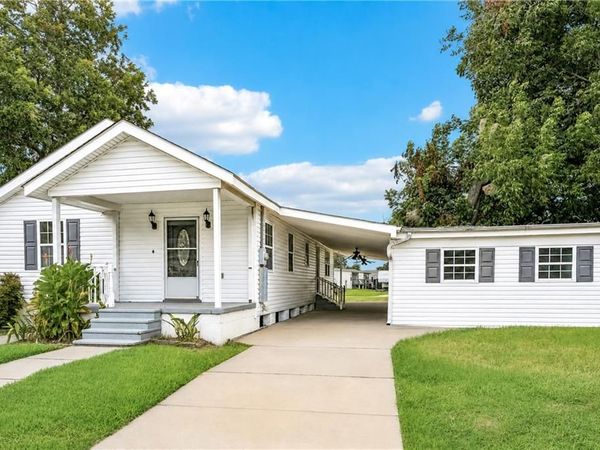 2312 PAKENHAM Drive, Chalmette, LA 70043