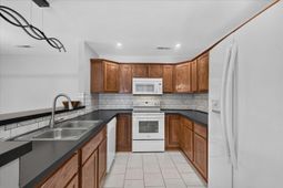 804 Winthrop Street photo 4