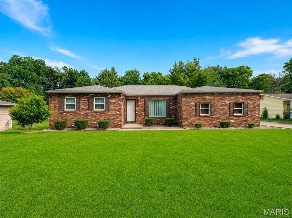 309 Bauer Lane, Maryville, IL 62062 Main Photo