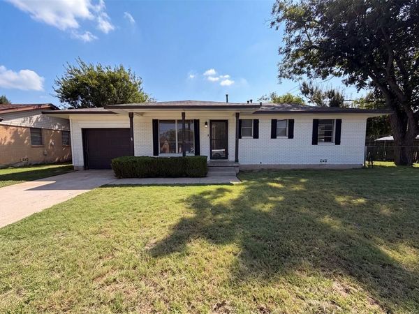 1213 S Ridgeway Drive , Cleburne, TX 76033