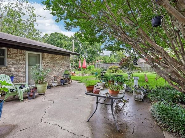 7452 Meadowcrest Drive , Fort Worth, TX 76112