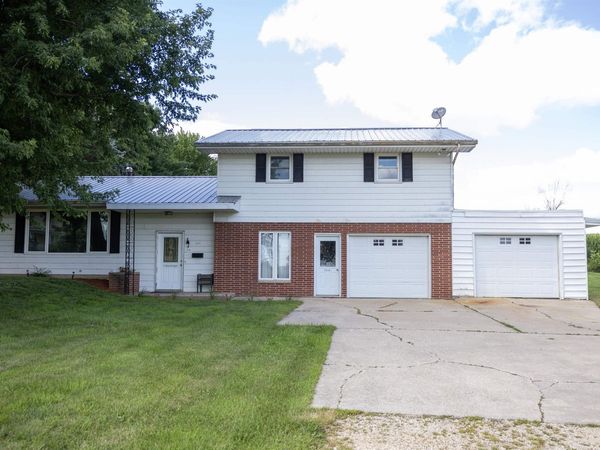 5761 Maple Road, Holy Cross, IA 52053