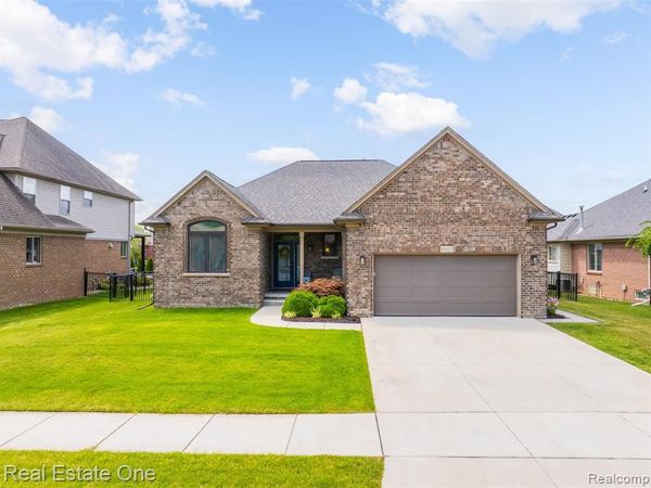 45627 Pentwater Drive , Macomb Twp, MI 48044