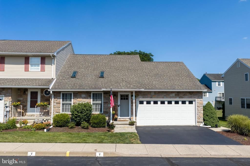 15 MONMOUTH COURT , EASTON, PA 18040